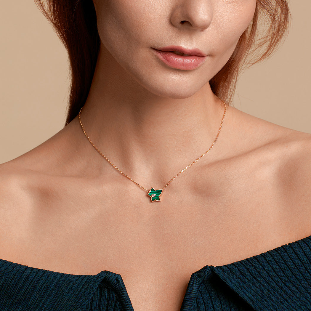 mulher com colar lola rose london